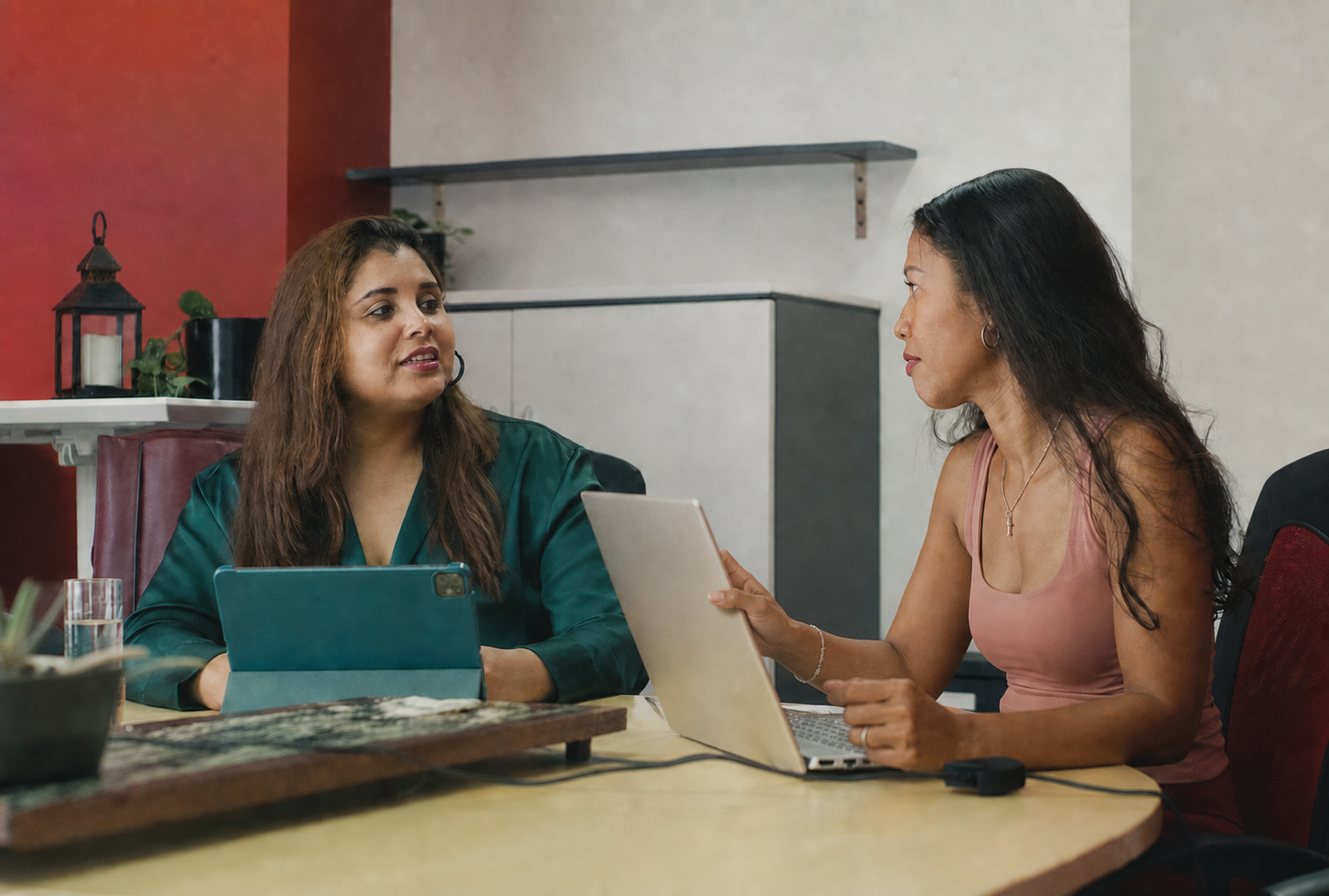 Raïesa and Nicole in conversation at a table